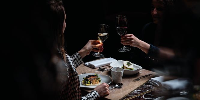Repas dans le noir