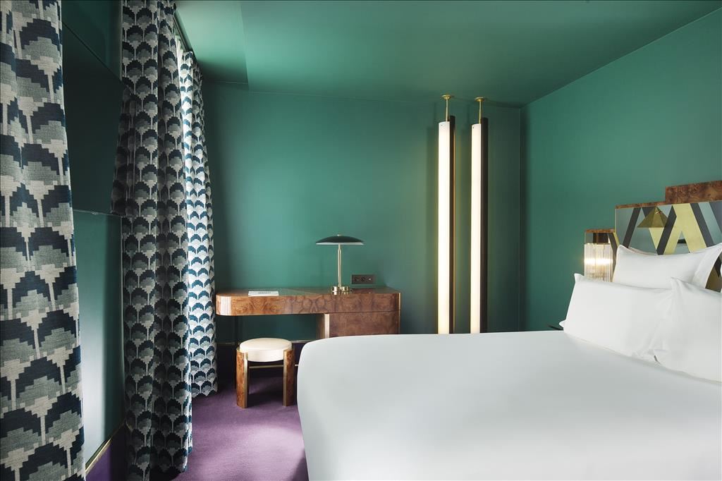 Hôtel Saint-Marc Paris, esthétique boudoir avec verts profonds et roses dragée signée Dorothée Meilichzon.