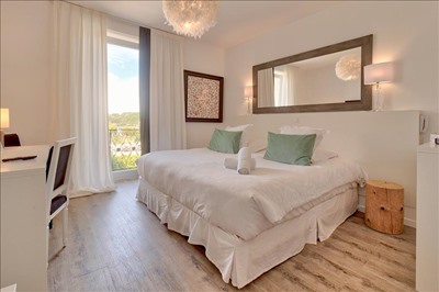 Chambre Double king size vue Sanctuaire avec balcon et accès au Spa
